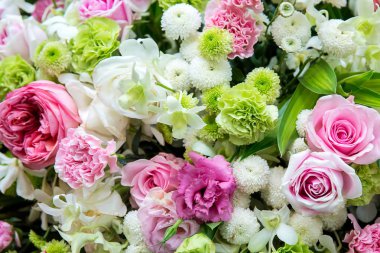 Çiçekler çok güzel arka plan düğün sahne için. ahşap masa üzerinde bir vazoda karışık çiçekler güzel buket. Çiçekçi Çiçek dükkanında çalışır. çiçekler parlak bir karışımı.