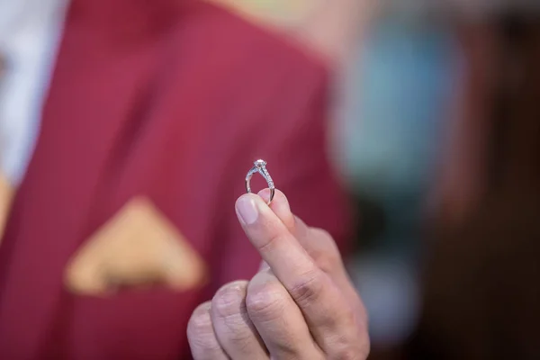 Anel Diamante Mão Hold Com Fundo Desfocado Símbolo Casamento Casamento — Fotografia de Stock