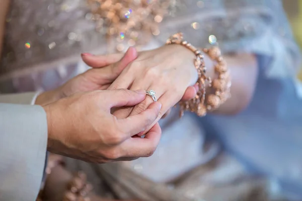 Anel Casamento Ele Colocou Aliança Cima Dela Fecha Groom Põe — Fotografia de Stock