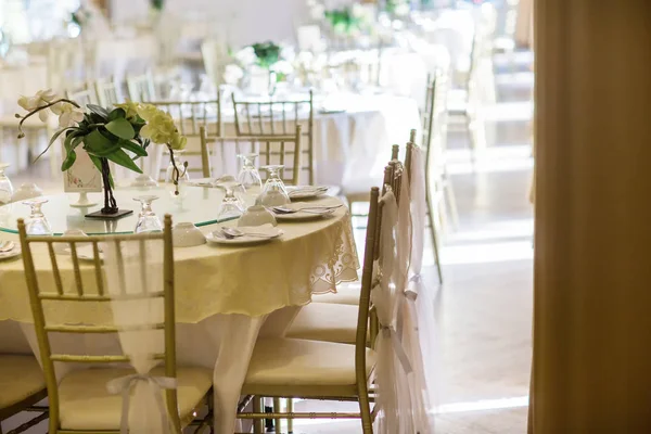 Düğün masa düğün salonunda ayarlar. Düğün süslemeleri hazırlık. Masayı ve olay akşam yemeği, lüks düğün tablo, iyi yemek için kapalı ayarı başka bir yiyecek ve içecek
