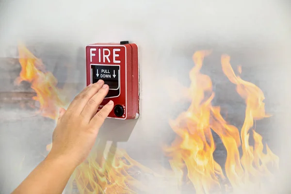 Hombre Está Alcanzando Mano Para Empujar Estación Alarma Incendios Mano —  Fotos de Stock