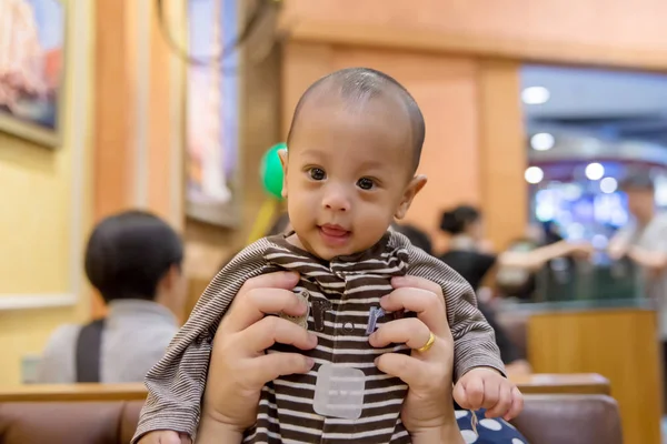 Mycket Förvånad Baby Vid Bord — Stockfoto