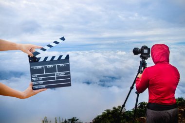 Film clapper holding adam eller. Film yönetmen concept.camera röportajda Vizör görüntü yakalama hareket göstermek veya düğün töreni yayını, duygu, en iyi anma günü kavramı durdurulmuş çekimde yakalamak.