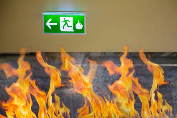 Зелений Знак Аварійного Виходу Показує Спосіб Втечі Пожежний Вихід Будівлі — стокове фото