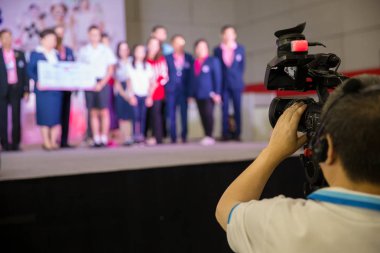 Kamera Haritayı Vizör görüntü hareket görüşme veya yayın düğün töreni yakalamak, duygu, en iyi anma günü kavramı durdurulmuş çekimde yakalamak. Video sinema dslr camera.video sinema üretim .