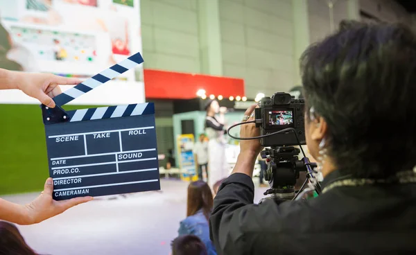 Film clapper holding adam eller. Film yönetmen concept.camera röportajda Vizör görüntü yakalama hareket göstermek veya düğün töreni yayını, duygu, en iyi anma günü kavramı durdurulmuş çekimde yakalamak.
