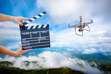 Film clapper holding adam eller. Film yönetmen kavramı. Görüntü yakalama hareket düğün töreninde, görüşme veya yayın için uçan Uav uçağı helikopter duygu yakalamak, elini tut Film kayrak ile uçak helikopter.