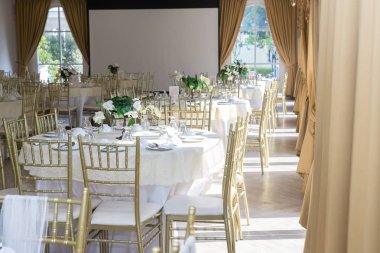 Düğün masa düğün salonunda ayarlar. Düğün süslemeleri hazırlık. Masayı ve olay akşam yemeği, lüks düğün tablo, iyi yemek için kapalı ayarı başka bir yiyecek ve içecek.