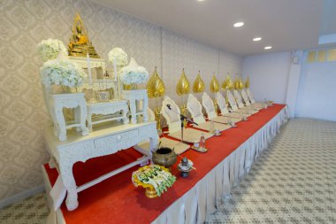 İlahi, dua veya meditasyon geleneksel Budizm törenle liyakat, yaparken keşiş için keşiş koltuk. Dekorasyon ve nesnesinde nişan tasarımı geleneksel oda düğün Tay kültürel.