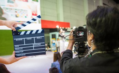 Kamera Haritayı Vizör görüntü hareket görüşme veya yayın düğün töreni yakalamak, duygu, en iyi anma günü kavramı durdurulmuş çekimde yakalamak. Video sinema dslr camera.video sinema üretim .