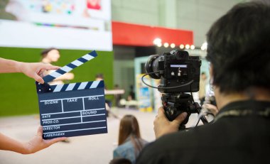 Kamera Haritayı Vizör görüntü hareket görüşme veya yayın düğün töreni yakalamak, duygu, en iyi anma günü kavramı durdurulmuş çekimde yakalamak. Video sinema dslr camera.video sinema üretim .