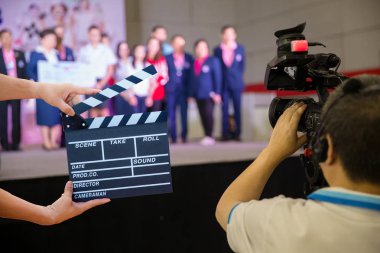 Kamera Haritayı Vizör görüntü hareket görüşme veya yayın düğün töreni yakalamak, duygu, en iyi anma günü kavramı durdurulmuş çekimde yakalamak. Video sinema dslr camera.video sinema üretim .