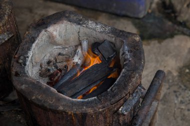 Kömürün portakal kömürü ızgarada yanıyor. Brezilya kömürü katı sobada kızarmaya, klimayı ve geceleri ısınmayı hissetmeye hazır..