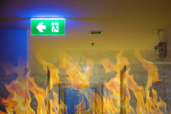 脱出方法を示す緑の非常出口標識建物内の火災出口 — ストック写真