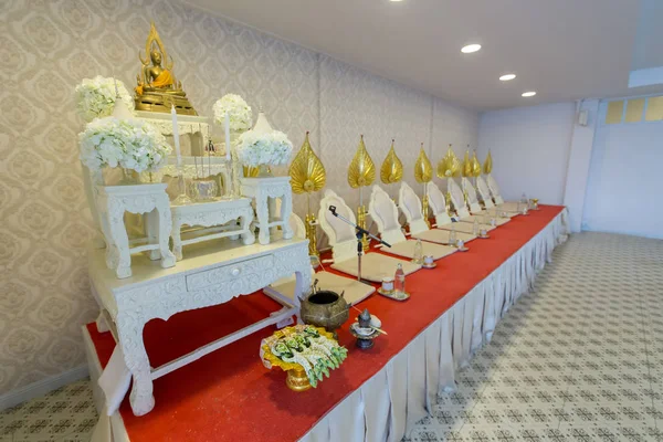 メリットを作るときの修道士詠唱 祈りまたは伝統的な仏教儀式で瞑想の僧侶席 装飾のオブジェクトと婚約デザイン トラディショナル ルームの結婚式タイの文化 — ストック写真