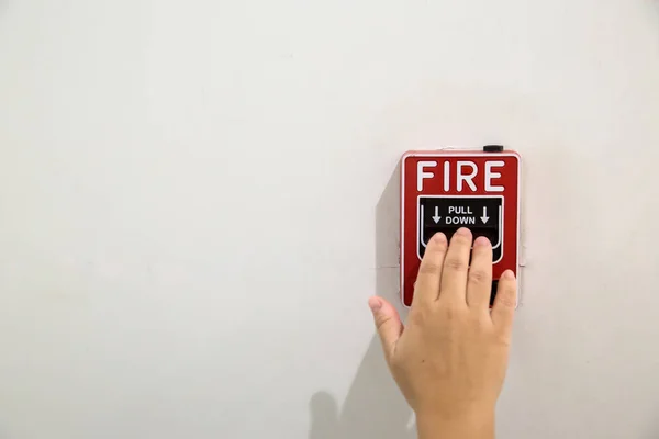 Чоловік Дістає Руку Щоб Штовхати Пожежну Сигналізацію Рука Людини Яка — стокове фото