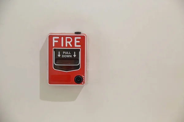 水泥墙上的火警报警箱 用于公寓的报警和安全系统 商场和公共场所的标准安全概念 复制空间 背景的图像 — 图库照片