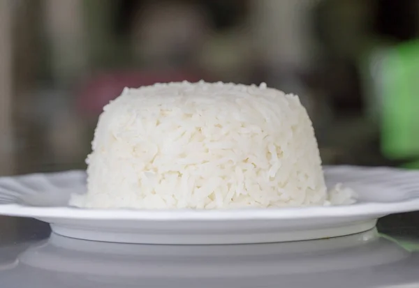 Πιάτα Μαγειρεμένου Ρυζιού Στο Τραπέζι Πιάτα Γεμάτη Ρύζι Ένα Πιάτο — Φωτογραφία Αρχείου