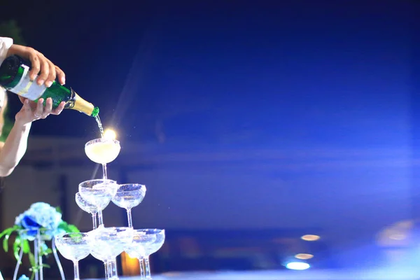ワイン シャンパン ウェディング レセプション パーティーにシャンパンのグラスのタワーのグラスのシャンパン グラス Pyramid Pyramid — ストック写真