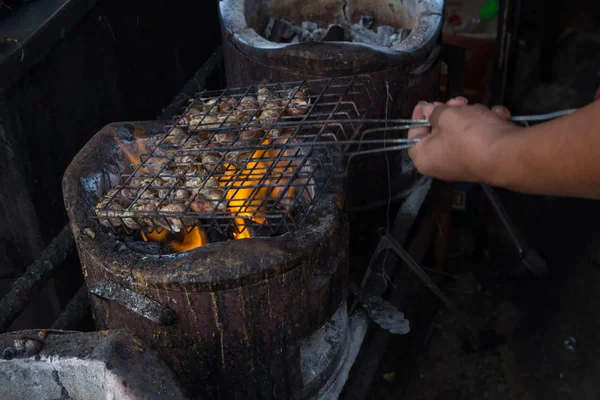 Равлики Грилі Плиті Приготування Морепродуктів Барбекю Гострим Соусом Свіжий Гребінець — стокове фото