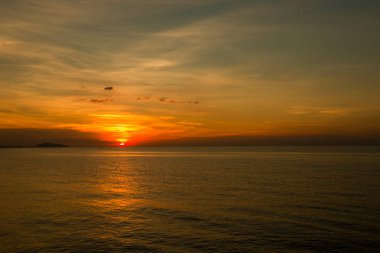 Alacakaranlık gökyüzü arka planı. Renkli gün batımı gökyüzü ve alacakaranlıktaki canlı gökyüzü. Ateşli turuncu günbatımı gökyüzü. Güzel