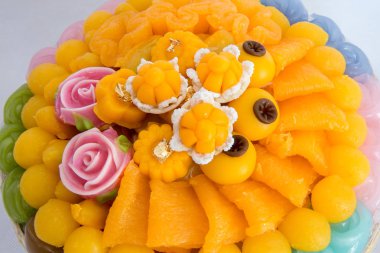 Tay tatlılar, ya da Khanom Tay benzersiz, renkli bir görünüm ve farklı tatlar var. Tay tatlısanatı nesilden nesile geçmiştir. El sanatları tay yerli tatlı.