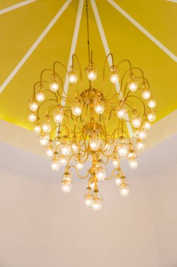 Büyük kristal şamdanlar balo salonunda asılı, düğün tarihinde, Victoria Styl tarafından dekore edilmiş.