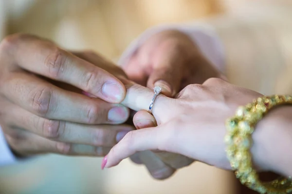 Anéis Casamento Ele Colocou Aliança Cima Dela Fecha Groom Põe — Fotografia de Stock