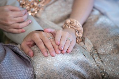 Düğün töreninde el ele tutuşan kadın ve erkek. gelin ve damat düğün töreninde el ele tutuşuyor.