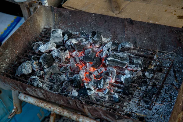 炭を保存します グリル 炭ストーブ燃焼中の石炭のオレンジ色の炎 固体ストーブでグリルする準備ができてブラジル炭燃焼 夜はクリームと暖かい感じ — ストック写真