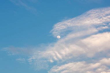 Arkaplanı bulutlu mavi gökyüzü. Gün ışığı. Doğal gökyüzü bileşimi. Tasarım elementi.
