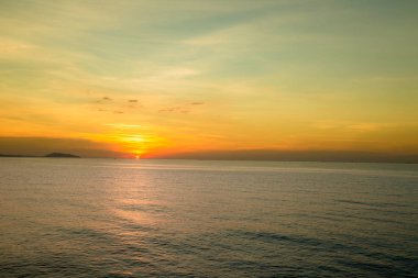 Alacakaranlık gökyüzü arka planı. Renkli gün batımı gökyüzü ve alacakaranlıktaki canlı gökyüzü. Ateşli turuncu günbatımı gökyüzü. Güzel