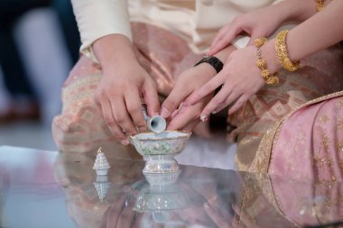 İçki, Tayland nişanı, Tayland düğününde su dökmek, Tayland düğününde su dökmek.