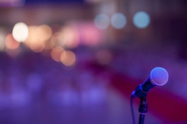 Konser salonundaki ya da konferans salonundaki mikrofon arka plan için yumuşak ve bulanık. Mikrofon konferans salonunun ya da seminer salonunun bulanık fotoğrafı üzerinde..