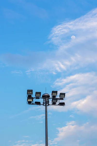 Grandes Altos Altos Holofotes Estádio Livre Construção Armação Rígida Sob — Fotografia de Stock