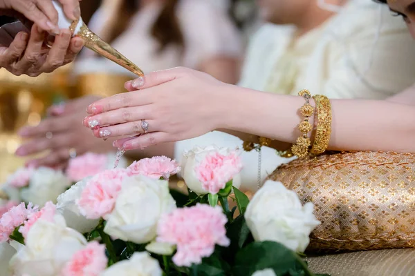 Руки Обливающие Водой Невесты Тайские Свадебные Церемонии Таиланде — стоковое фото