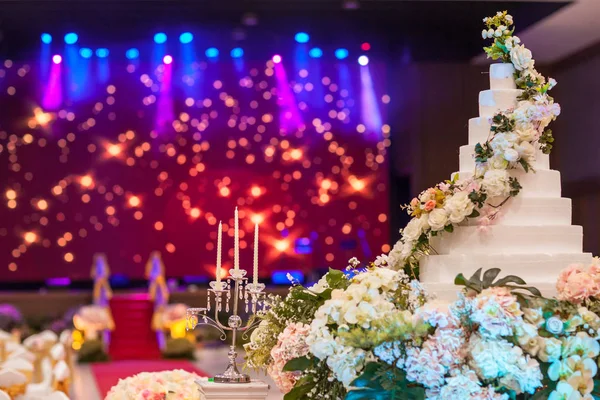 結婚式のキャンドルに近い花のウェディング ケーキ — ストック写真