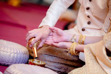 İçki, Tayland nişanı, Tayland düğününde su dökmek, Tayland düğününde su dökmek.