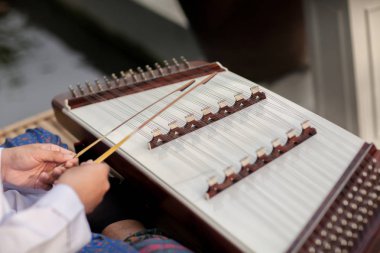 Bir dulcimer hangi Tay geleneksel müzik aleti. Tokmaklarla dövülerek dulcimer oynayan adam. Düğün müzisyeni. müzisyenler ahşap dulcimer müzik tay oynuyor
