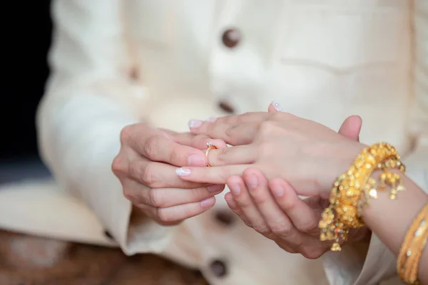 Anéis Casamento Ele Colocou Aliança Cima Dela Fecha Groom Põe — Fotografia de Stock