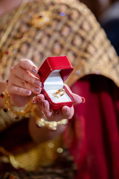 Hand Hält Diamantring Mit Verschwommenem Stadthintergrund Symbol Für Hochzeit Ehe — Stockfoto