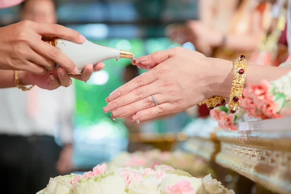 Hände Gießen Segenswasser Die Bänder Der Braut Thailändische Hochzeit Hochzeitszeremonie — Stockfoto