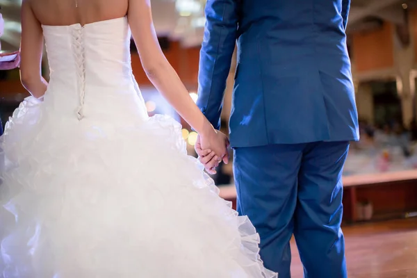 Hombre Mujer Tomados Mano Ceremonia Boda Novia Novio Tomados Mano — Foto de Stock