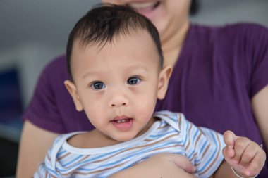 gülümseme bebek çocuk stüdyoda çekim. bebek ve aile moda görüntü. Güzel bebek yumuşak beyaz bir halıüzerinde oturur. arka plan, duvar kağıdı, kopyalama alanı, nesneler, moda ve makale için görüntü