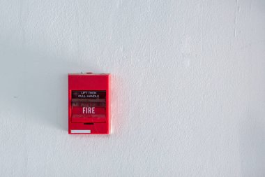 Yangın alarmı uyarı ve güvenlik sistemi için beton duvara asılmış. Apartman sakinlerinin standart güvenliği, alışveriş merkezi ve kamusal alan kavramı. Boşluk ve arkaplan kopyalamak için resim.