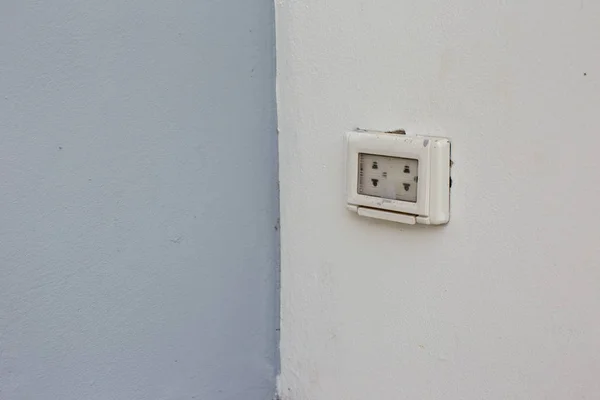将白色插头插座 香器放在木墙上 电力的房子和城市 充电能源概念 图像背景 复制空间 — 图库照片