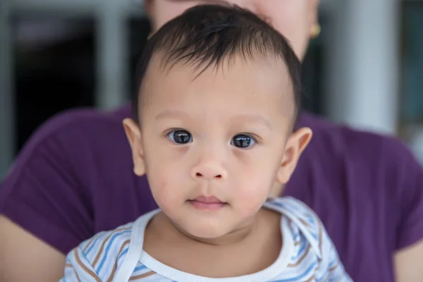 Sonríe Niño Está Filmando Estudio Imagen Moda Bebé Familia Precioso —  Fotos de Stock