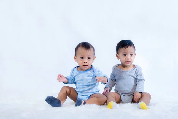 Newborn Twins Sit Newborn Babies Twins Sit Bed Lovely Sit — Stock Photo, Image