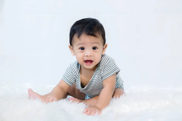 Uśmiech Baby Boy Jest Strzelanie Studiu Wizerunek Mody Dziecka Rodziny — Zdjęcie stockowe