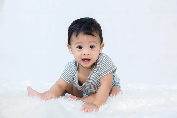 Sonríe Niño Está Filmando Estudio Imagen Moda Bebé Familia Precioso —  Fotos de Stock